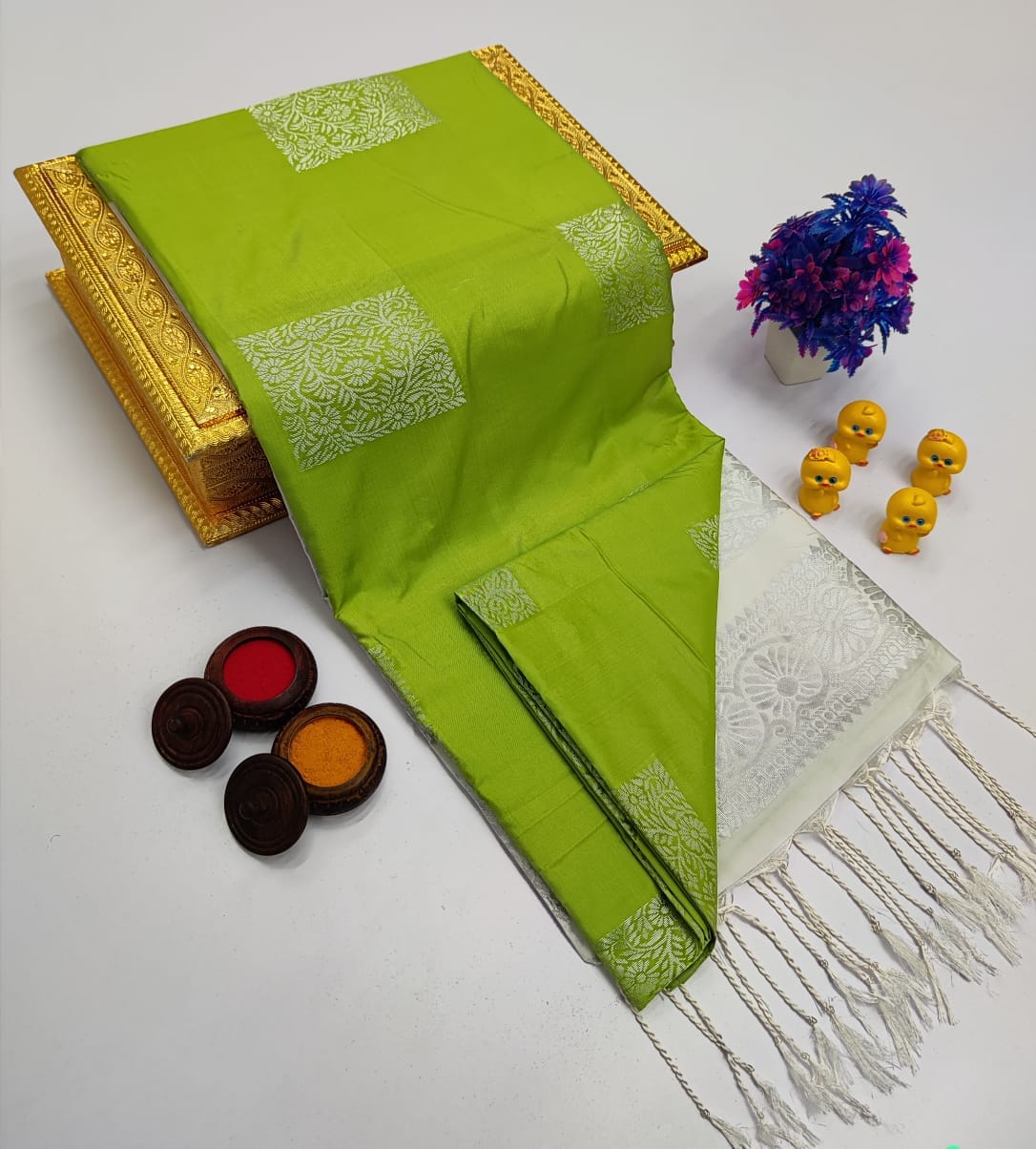Silken Canvas Borderless Soft Silk Saree - product image 6