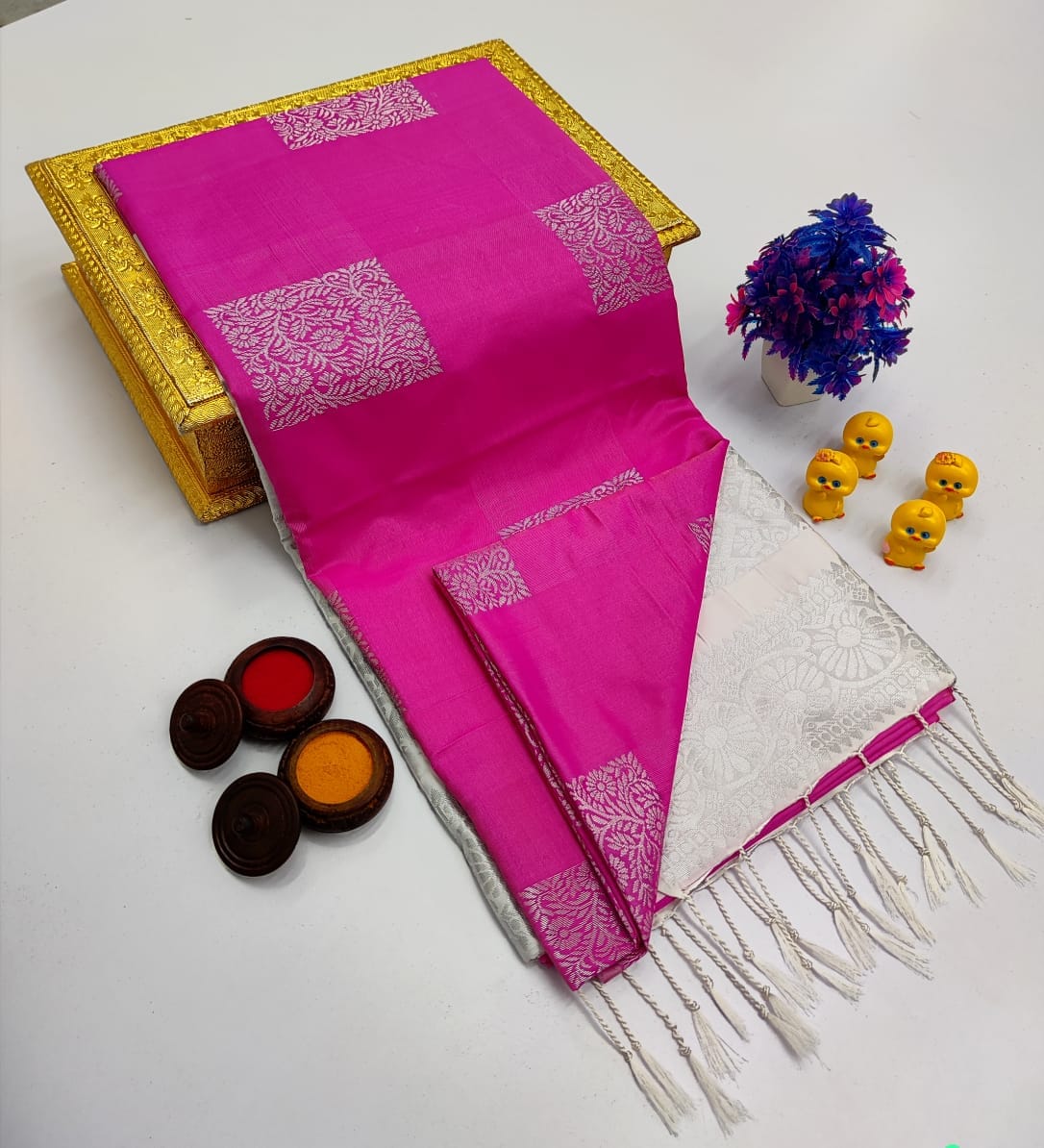 Silken Canvas Borderless Soft Silk Saree - product image 3